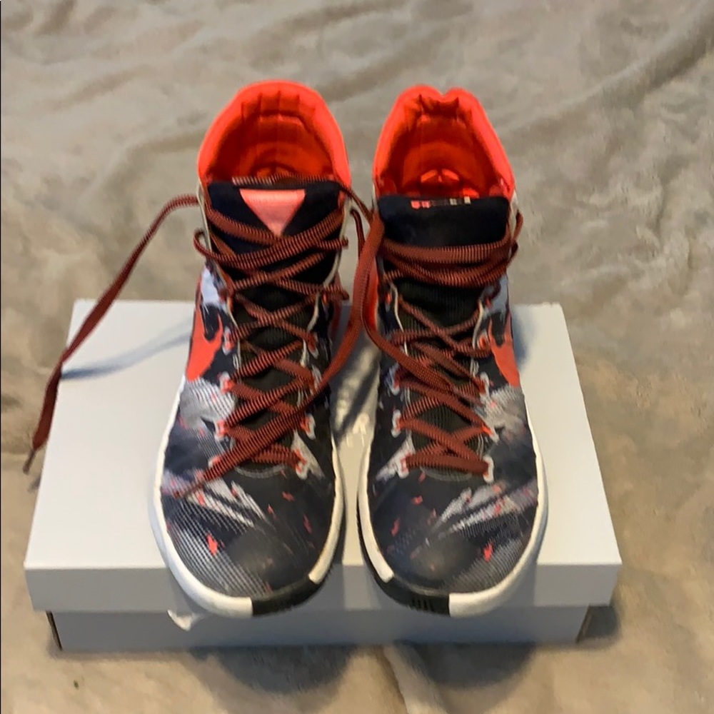 Men basketball shoes